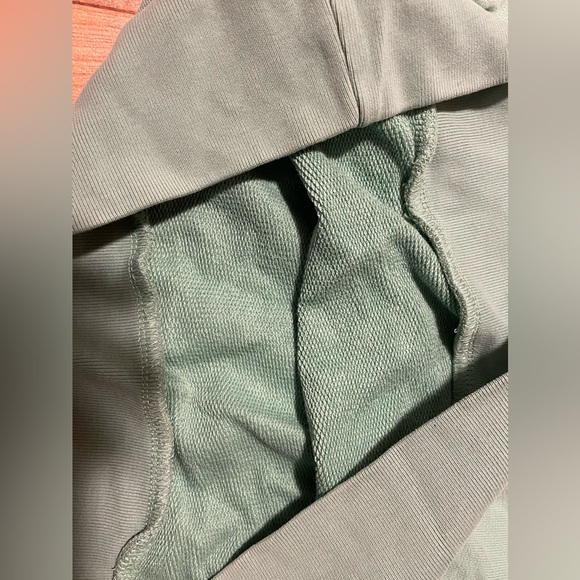 Levi’s vintage green light weight sweater - Picture 5 of 6